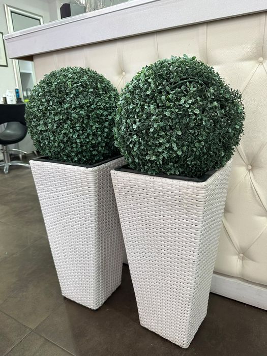 Par de Topiárias Artificiais com Vasos Altos Brancos – Decoração