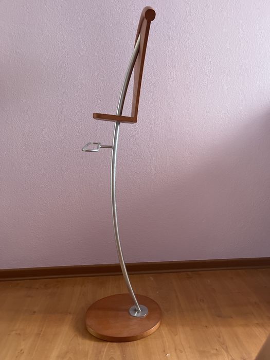 Cabide de pé em madeira e inox