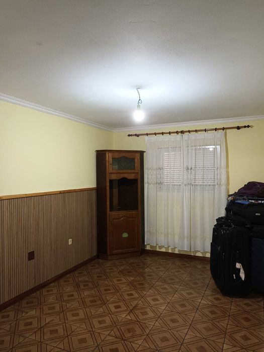 Casa para alugar com três quartos e cozinha equipada e sala mobilada.