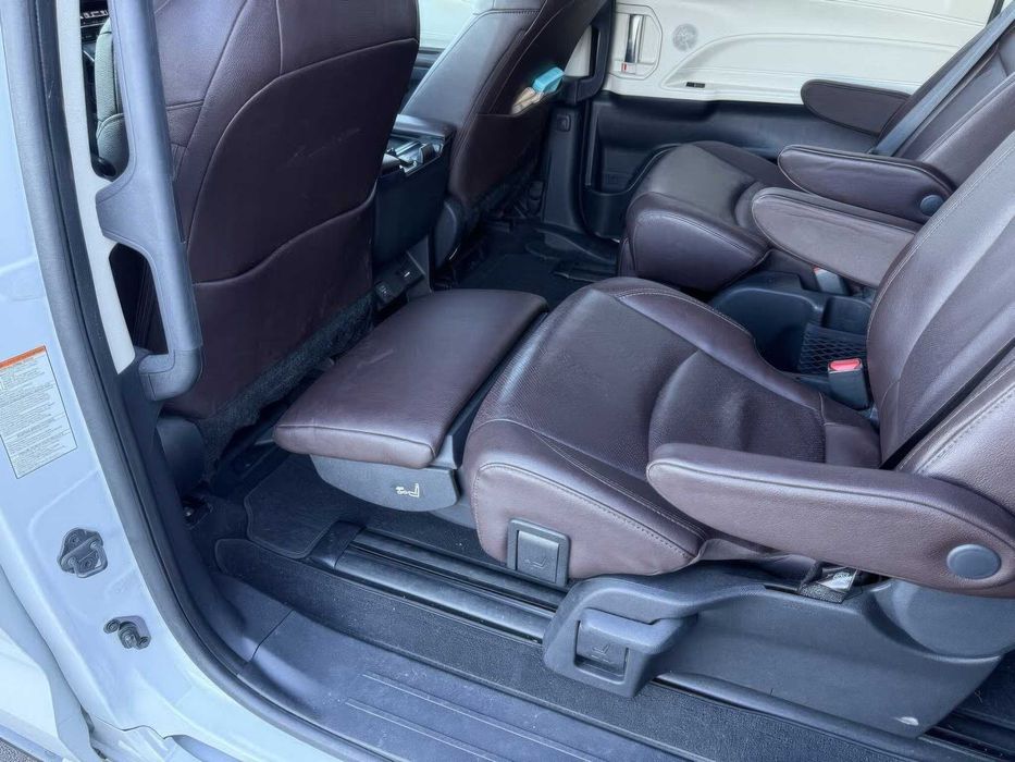 Toyota Sienna Platinum 7-Passenger      2023
