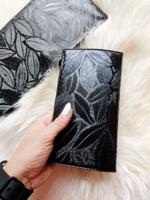 Elegancka czarna kopertówka z portfelem