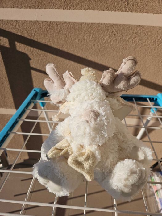 Mały renifer biały siedzący przytulanka