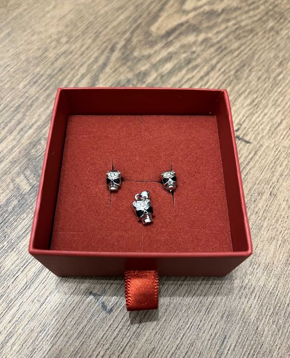 Zestaw biżuterii kolczyki wkrętki + zawieszka czaszka YES