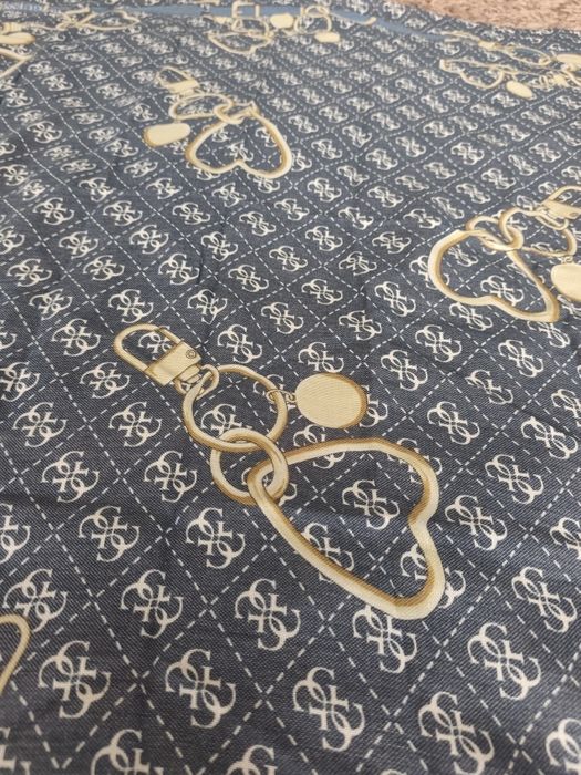 Lenço de senhora Guess novo.