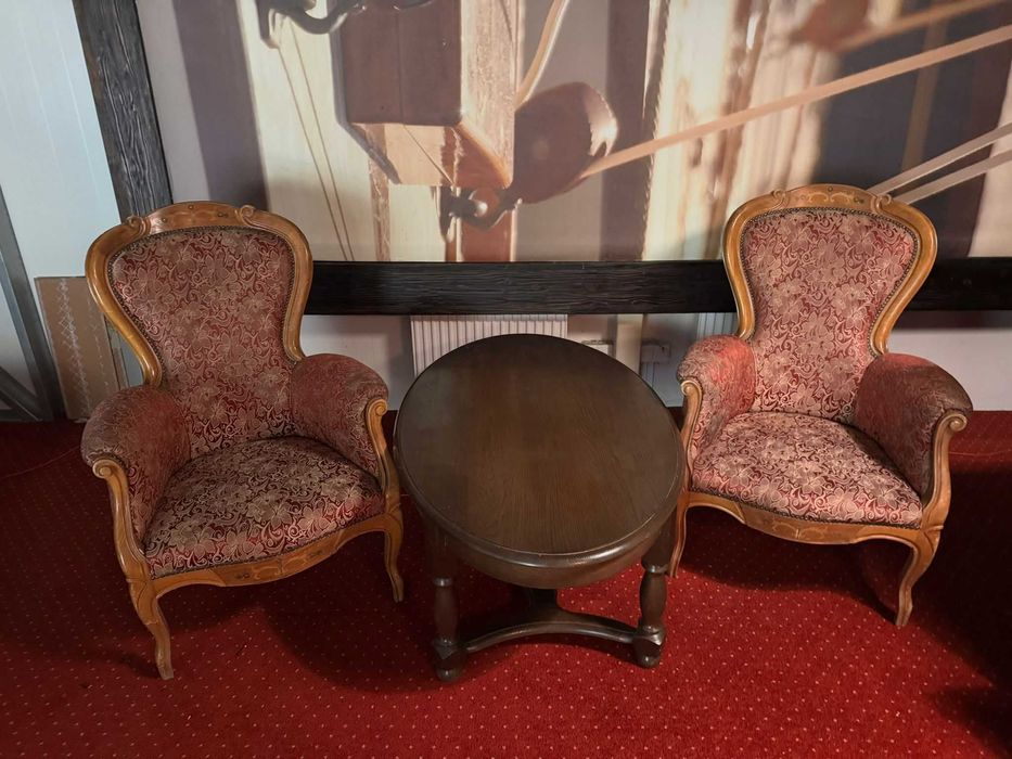 Dwa fotele ze stolikiem. Antyczne.