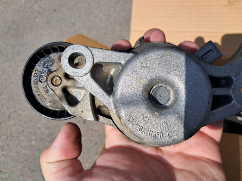 2 ролики з натяжними механізмами + ремінь генератора Пежо 508 2015р.