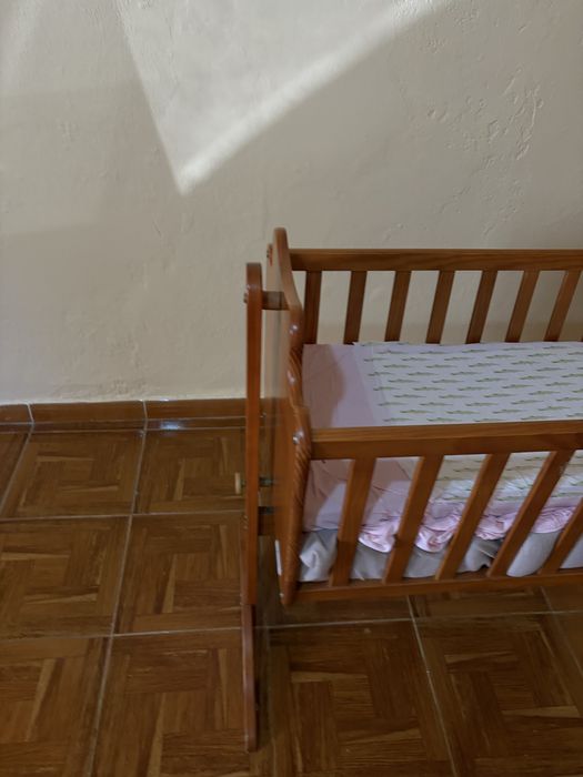 Berço de madeira para bebé
