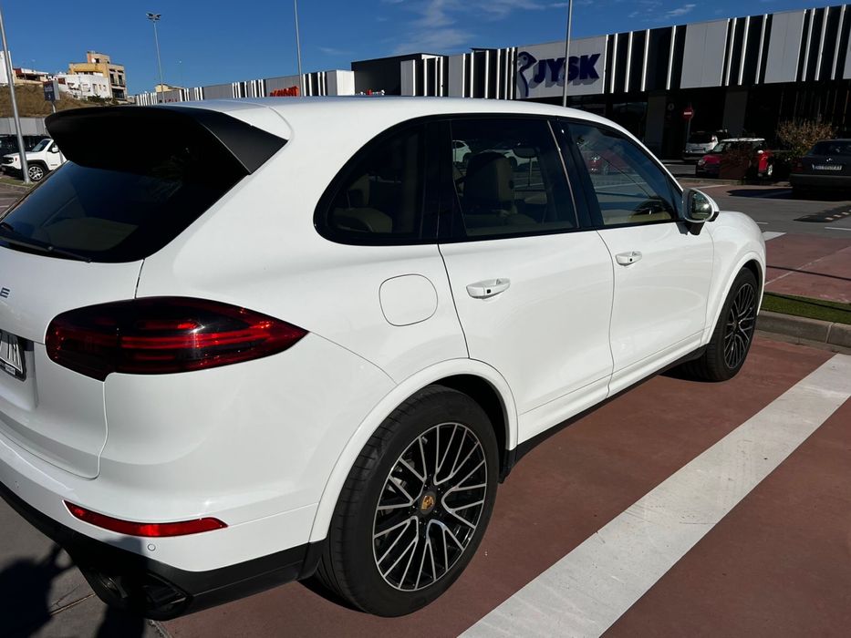 Продам  Porsche CAYENNE  2016 год