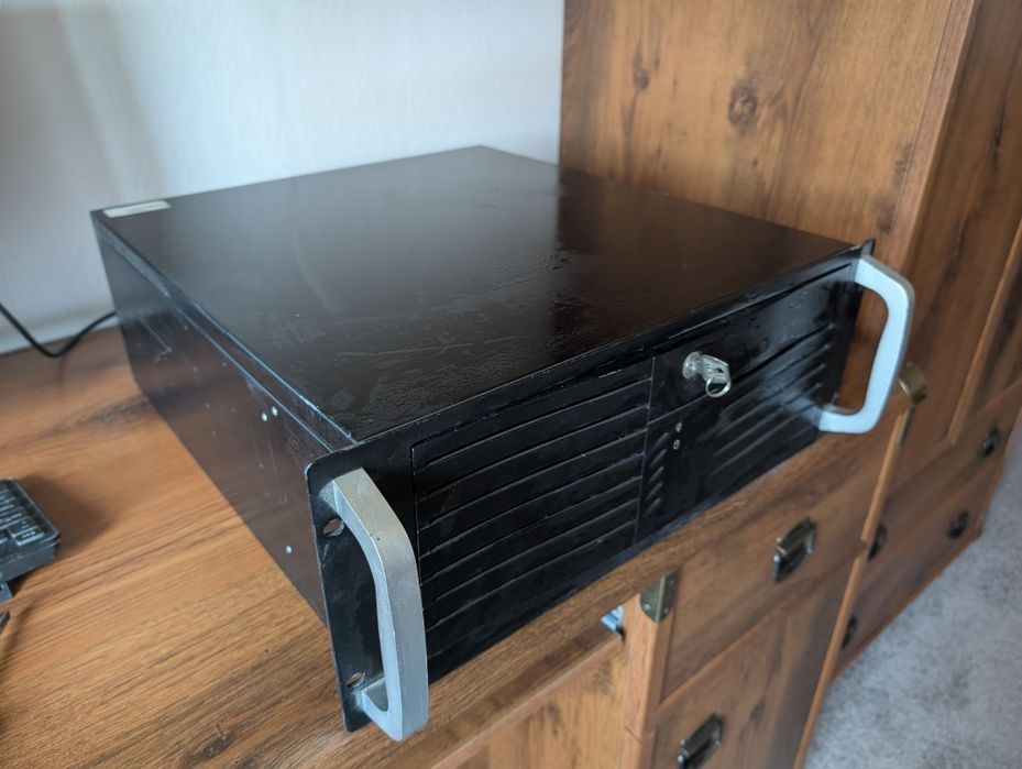 Serwer Rack 4U 19" obudowa + komputer LGA775, 2 GB RAM, 500 GB