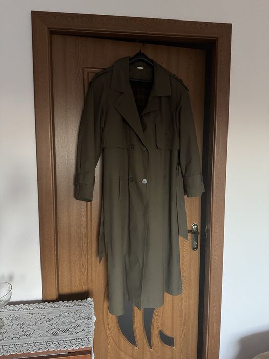 тренч (плащ) оливкового кольору, класичного крою