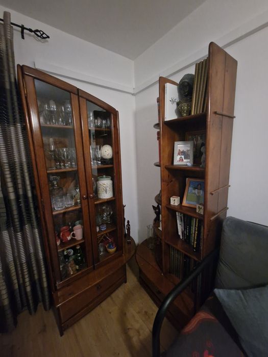 Conjunto de estante, mesa e aparador