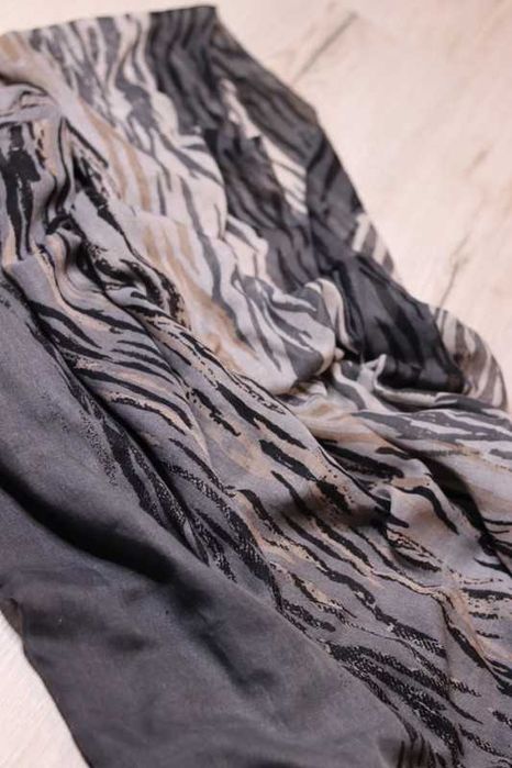 Delikatny szal we wzory