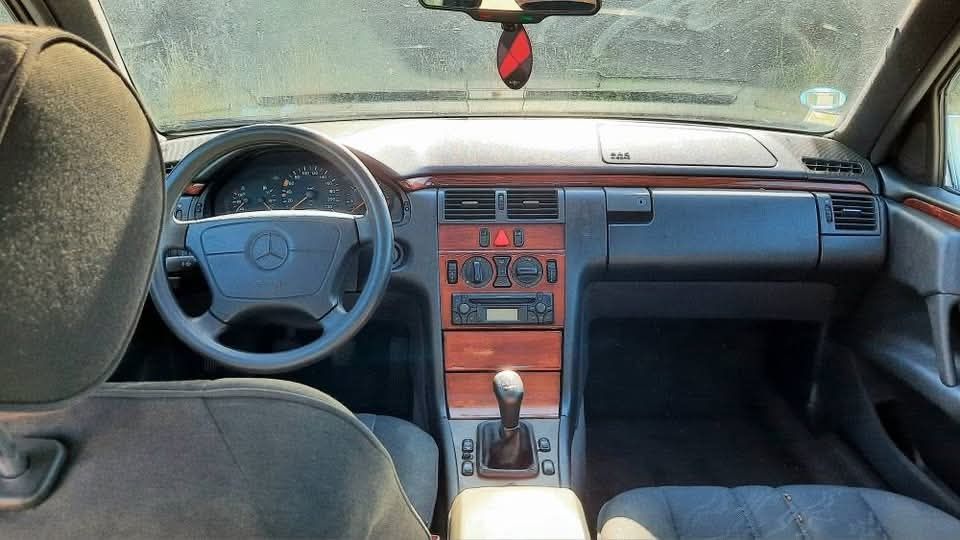 Mercedes-Benz E220
