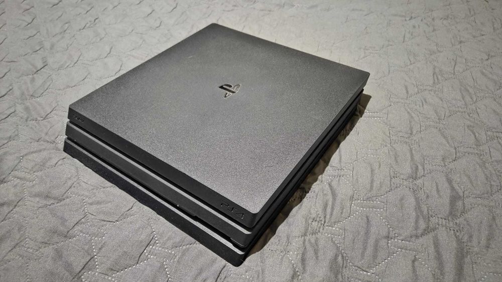 PS4 Pro + 2 Comandos + 7 Jogos + Base de Carregamento