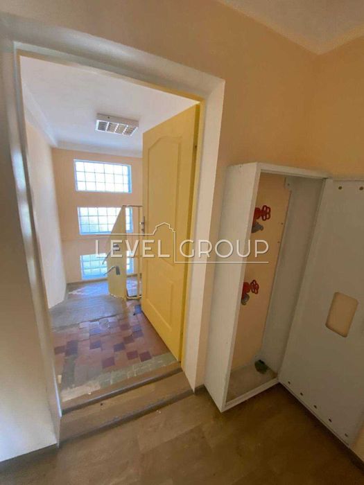 Продаж окремої будівлі на великій земельній ділянці на Старій Дарниці