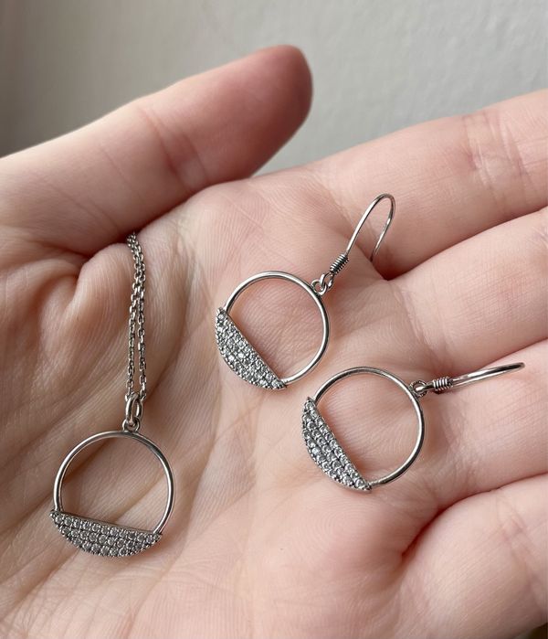 Conjunto de brincos e colar de prata