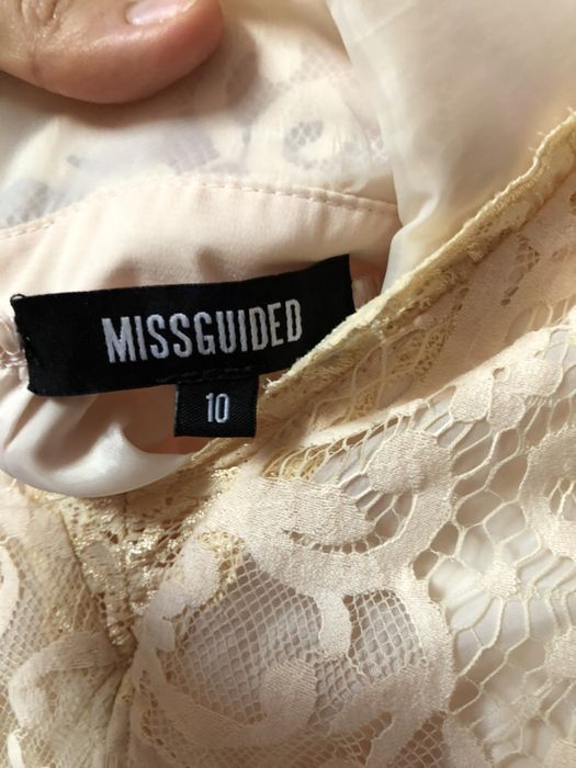 MISSGUIDED Vestido Nude em Renda e Chiffon