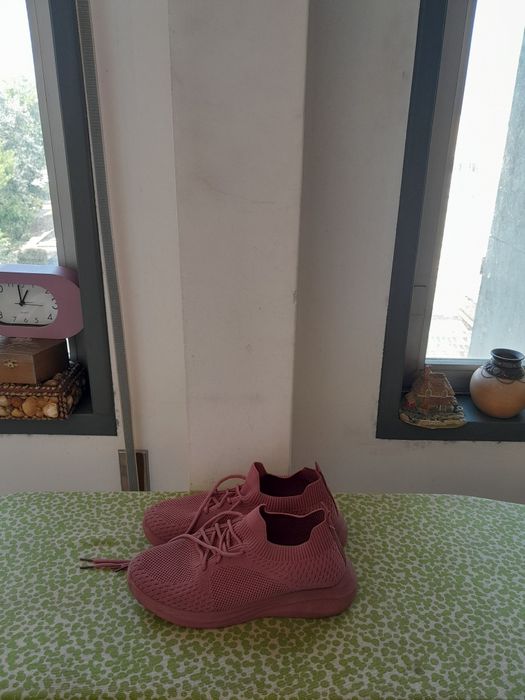 Vendo Sapatilhas de Senhora muito bonitas como novas