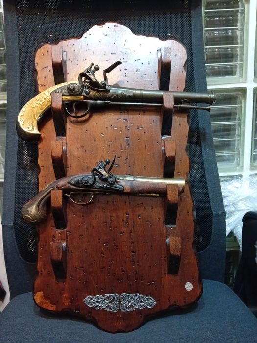 Expositor  de replicas   antigas