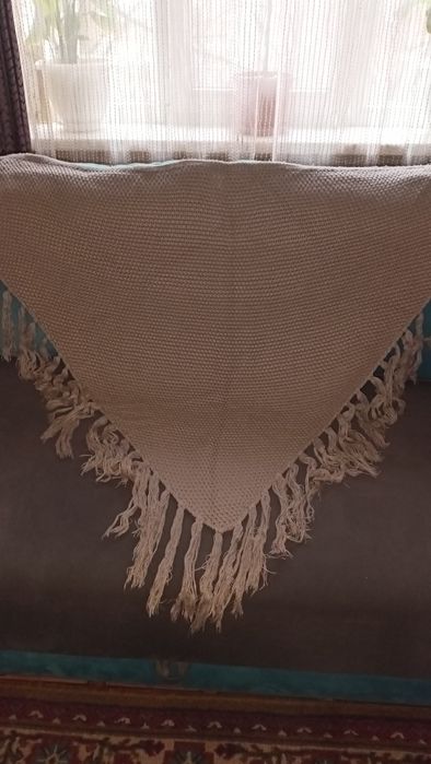 Хустка плетена з китицями