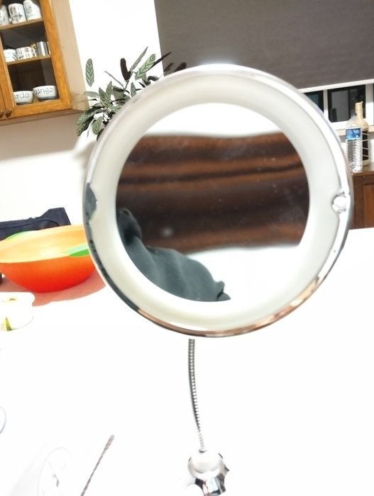 Espelho com pé rotativo