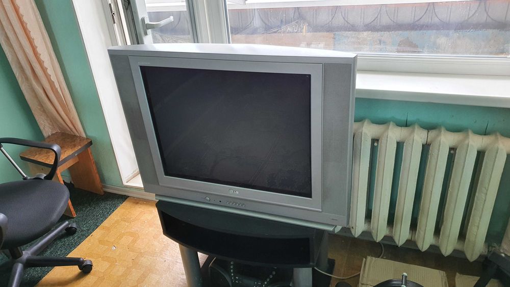 Большой телевизор LG FLATRON (диагональ 29 дюймов) полностью рабочий; с пультом