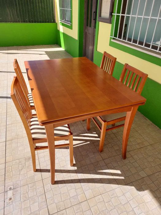 Mesa extensível em madeira maciça (4 a 8 lugares) e 4 cadeiras!!