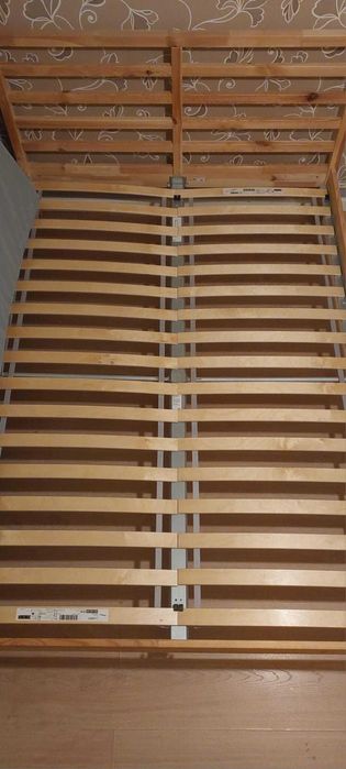 Cama de Casal com Colchão e Mesa de Cabeceira (em perfeito estado)