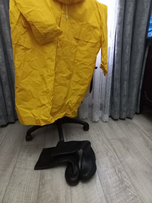 Дождевик и сапоги италия