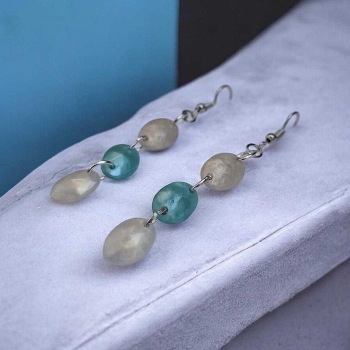 Ręcznie Robione Kolczyki z Żywicy – Błękit i Perłowy Blask