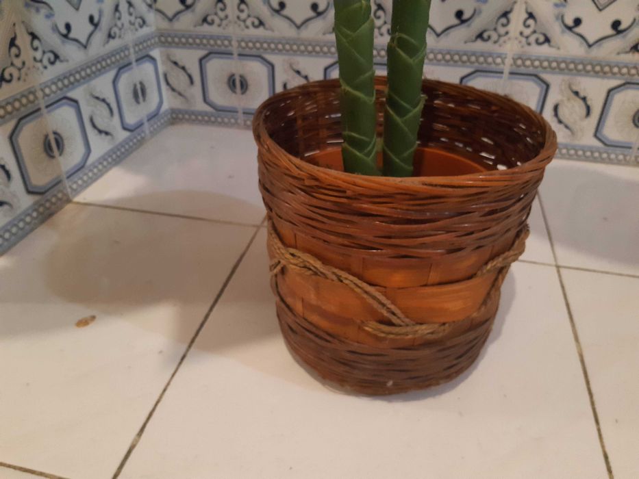 Planta artificial em cesto verga,1metro e 5cm altura, excelente estado