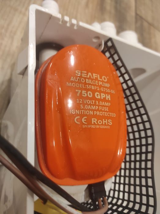 Pompa ze studzinką SEAFLO z zasilaczem( komplet)