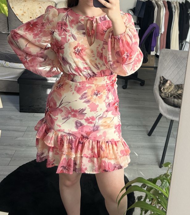krotka sukienka w kwiaty
