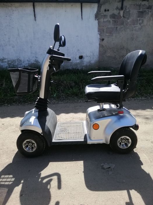 Электроскутер четырёхколёсный.