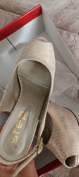 Sandália n°35 de Senhora Beige e dourado