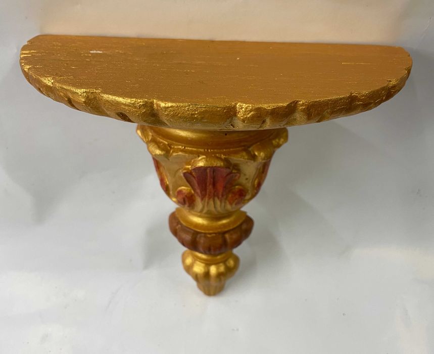 Peanha ou mísula para parede em madeira, dourado e pintado.