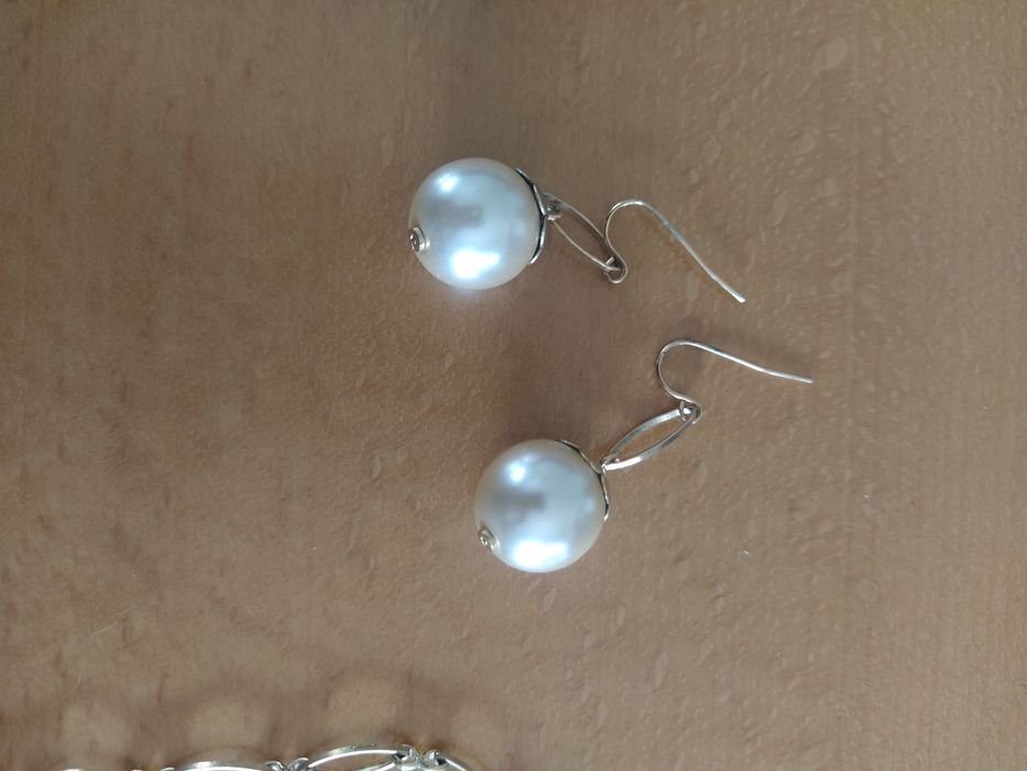 Conjunto de Fio e brincos dourado e com pérolas