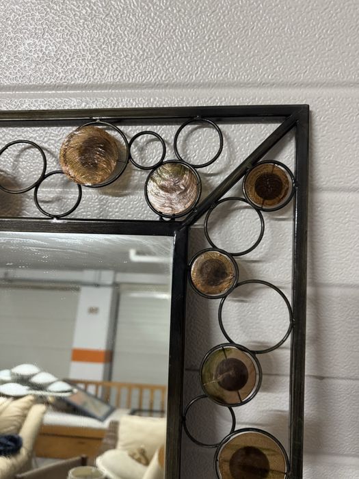 Aparador com respetivo espelho. Encontravam se em apartamento modelo