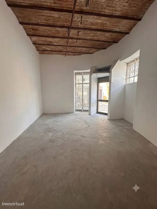 Shop with Two Floors and Two Entrances in Arroios