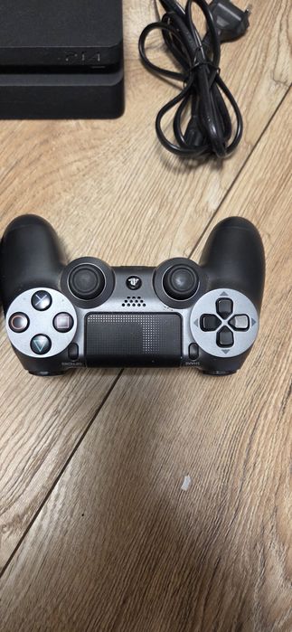 Stacja PS4 +2 x pad