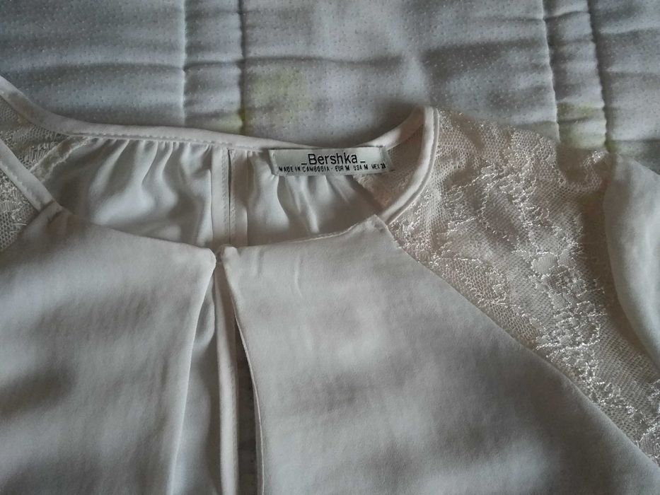 Camisola aceitina com renda da Bershka - Tamanho M