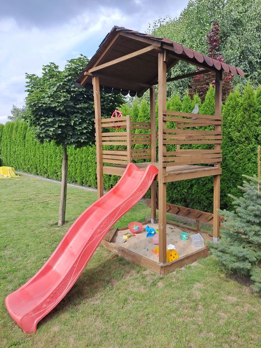 Domek drewniany dla dzieci ze zjeżdżalnią i akcesoriami