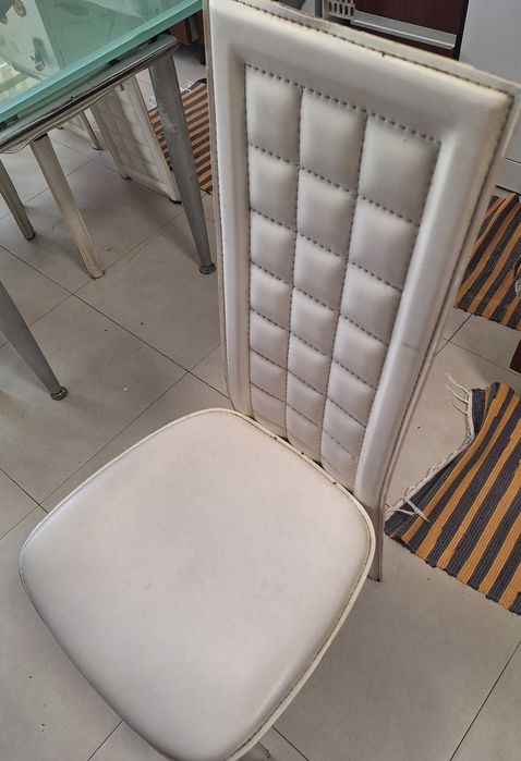 Mesa de vidro levemente esverdiado