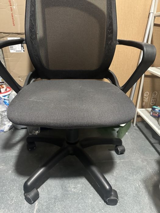 Офісне крісло з сіткою