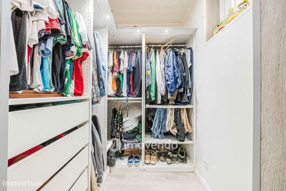 Apartamento T1+1, com logradouro grande, em Odivelas