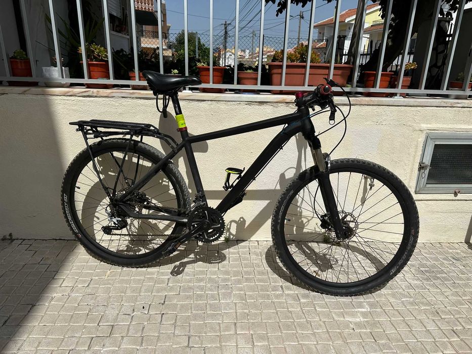 Bicicleta BTT com roda 27,5 com suporte de malas traseiro