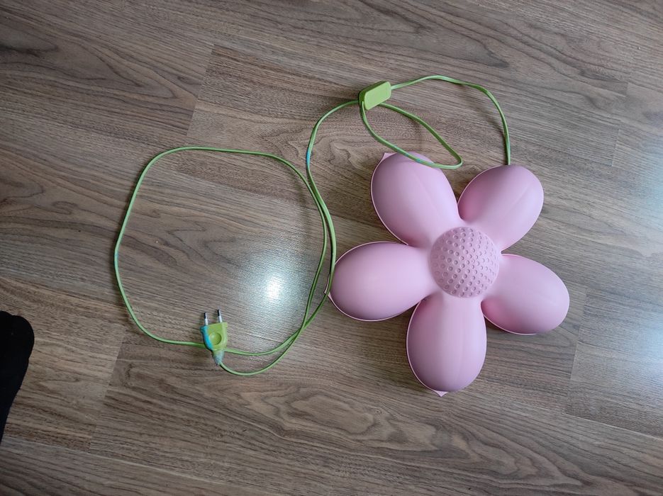 Lampa ścienna w kształcie kwiatka IKEA