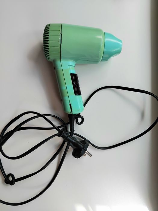 Фен зеленого кольору