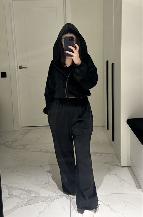 Велюровий чорний костюм на затяжках з капюшоном