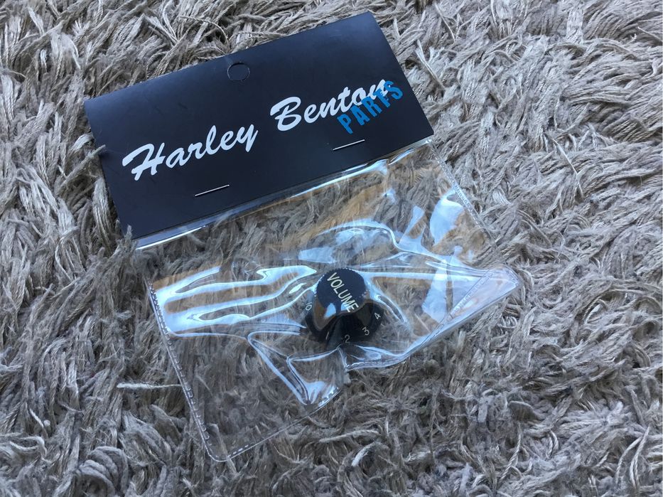 Afinador Daddario, interface MIDI, material diverso